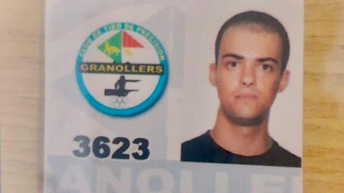 Fotografia del carnet del club de tiro de Roger L.S., autor del asesinato