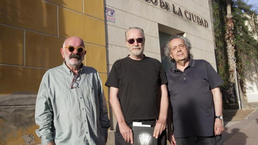 El autor, Tomy Ceballos (c), junto a Ángel Montiel (i) y Francisco Jarauta. | JUAN CARLOS CAVAL