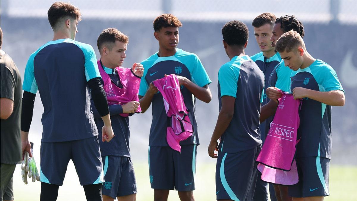 Lamine Yamal, durante el entrenamiento de este lunes, previo al estreno en la competición