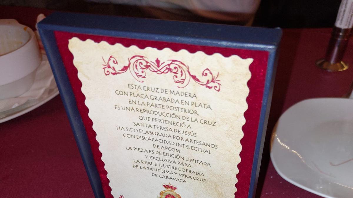 Regalo de la cofradía de la Vera Cruz al papa Francisco