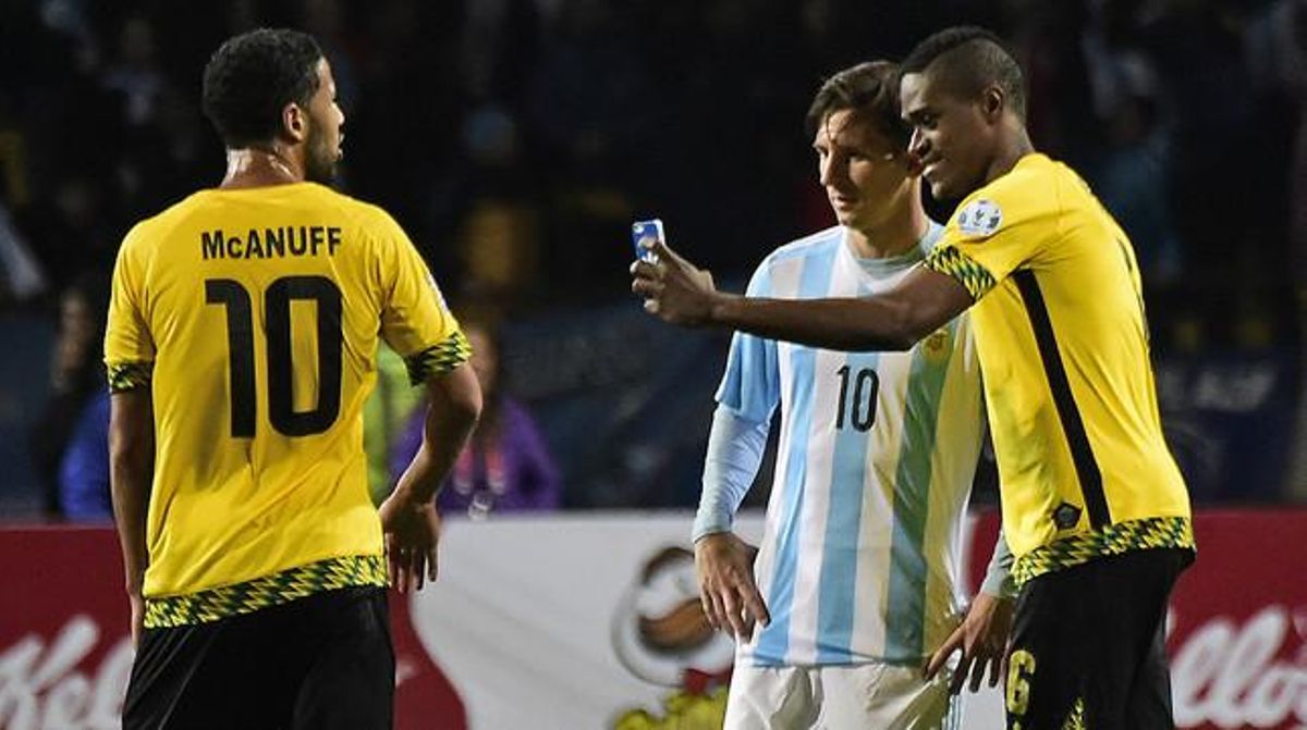 DeShorn Brown es fa un ’selfie’ amb Leo Messi al final del partit entre l’Argentina i Jamaica. DeShorn Brown es fa un ’selfie’ amb Leo Messi al final del partit entre l’Argentina i Jamaica.