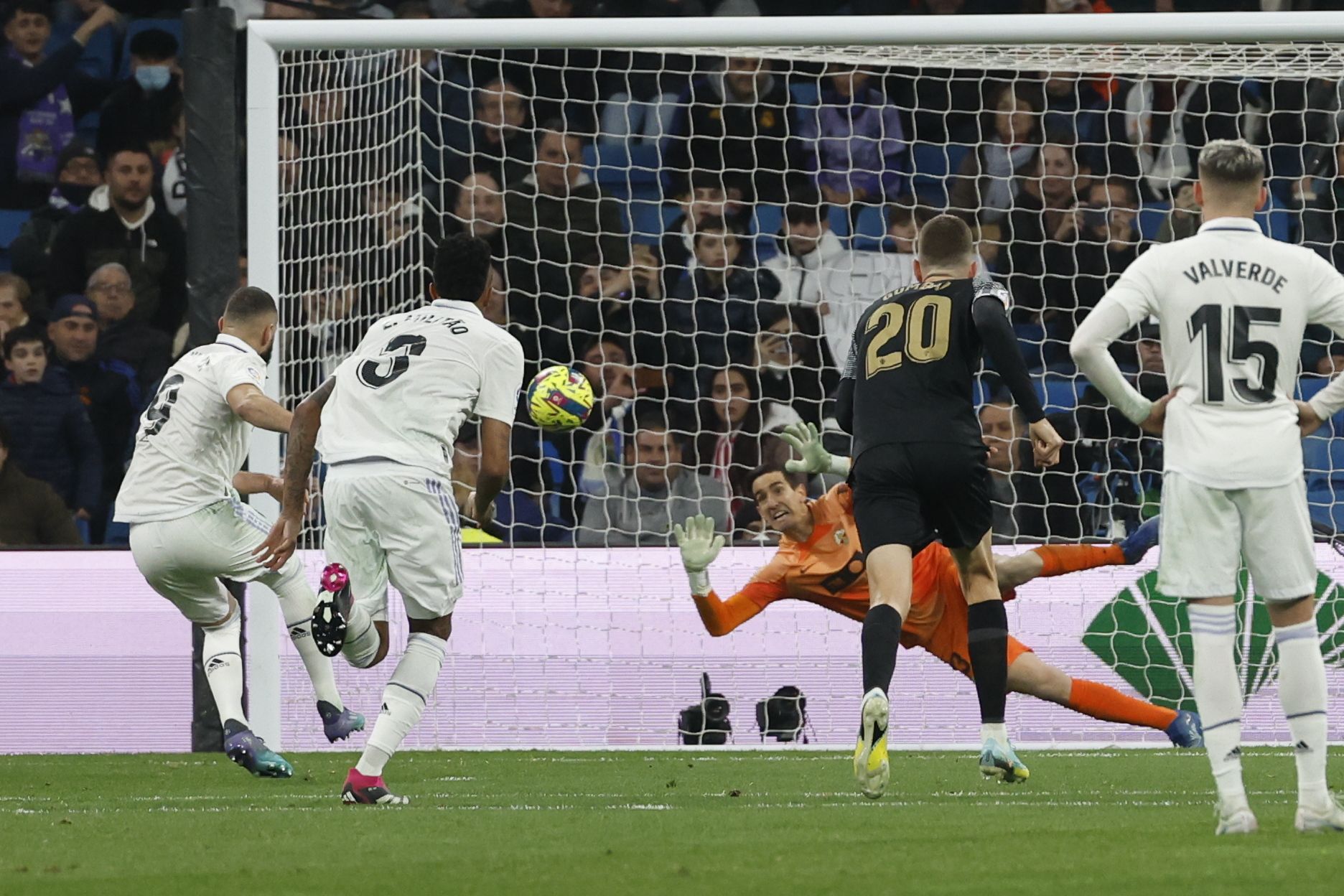 Karim Benzema marca uno de los dos penalties que anotó ante el Elche.