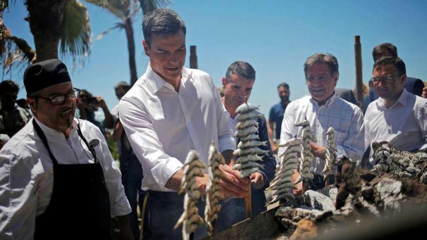 Pedro Sánchez, ayer, asando sardinas en Marbella. // Reuters