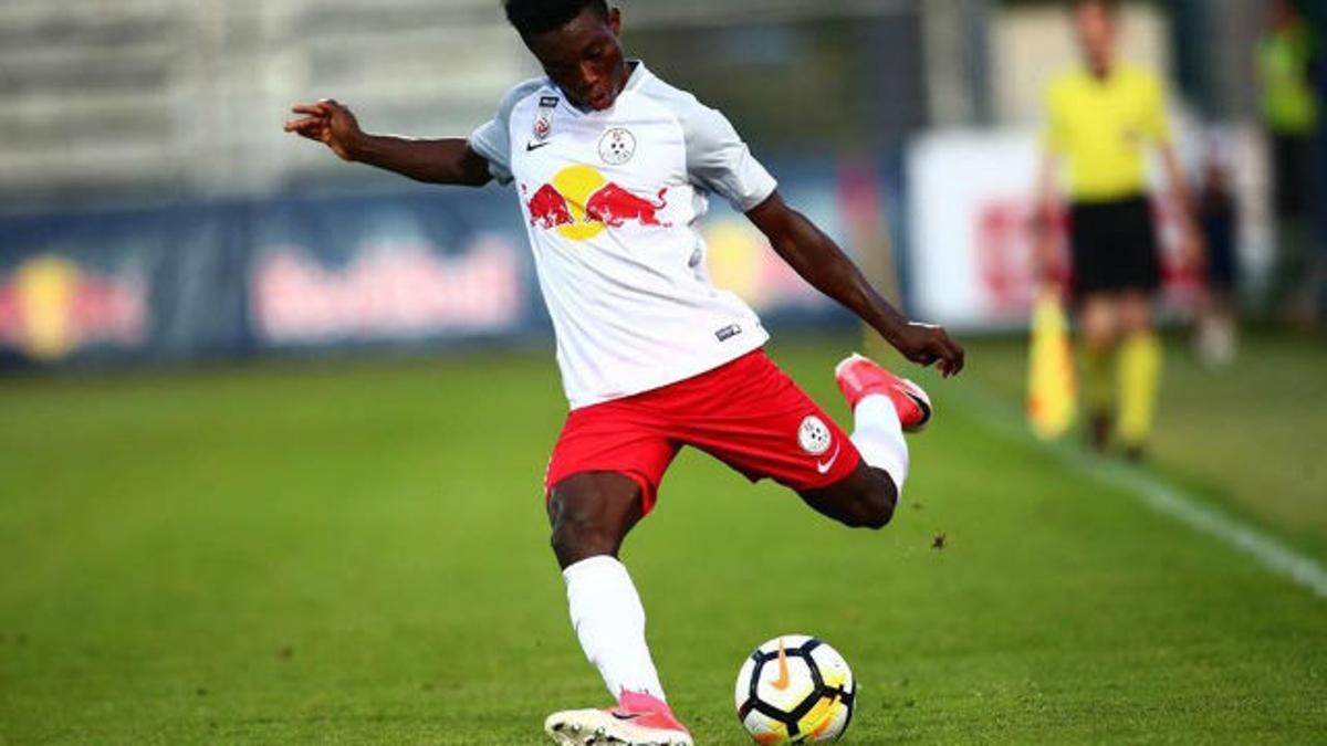 Así juega Gideon Mensah, el lateral del Salzburgo que interesa al Barça