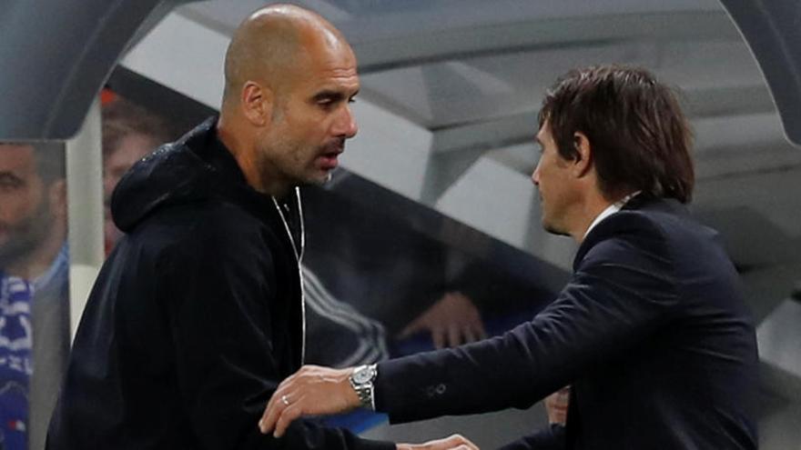 Guardiola saluda a Conte antes del partido.