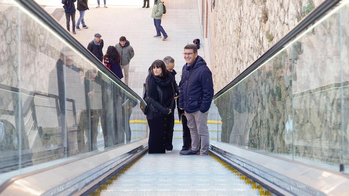 El alcalde y los arquitectos del proyecto prueban la nueva escalera mecánica.