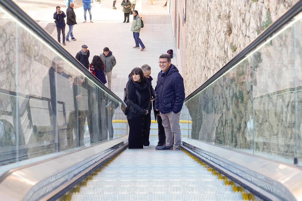 El alcalde y los arquitectos del proyecto prueban la nueva escalera mecánica.