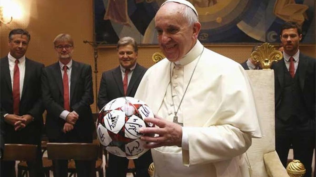El Papa Francisco con un balón de la Champions League