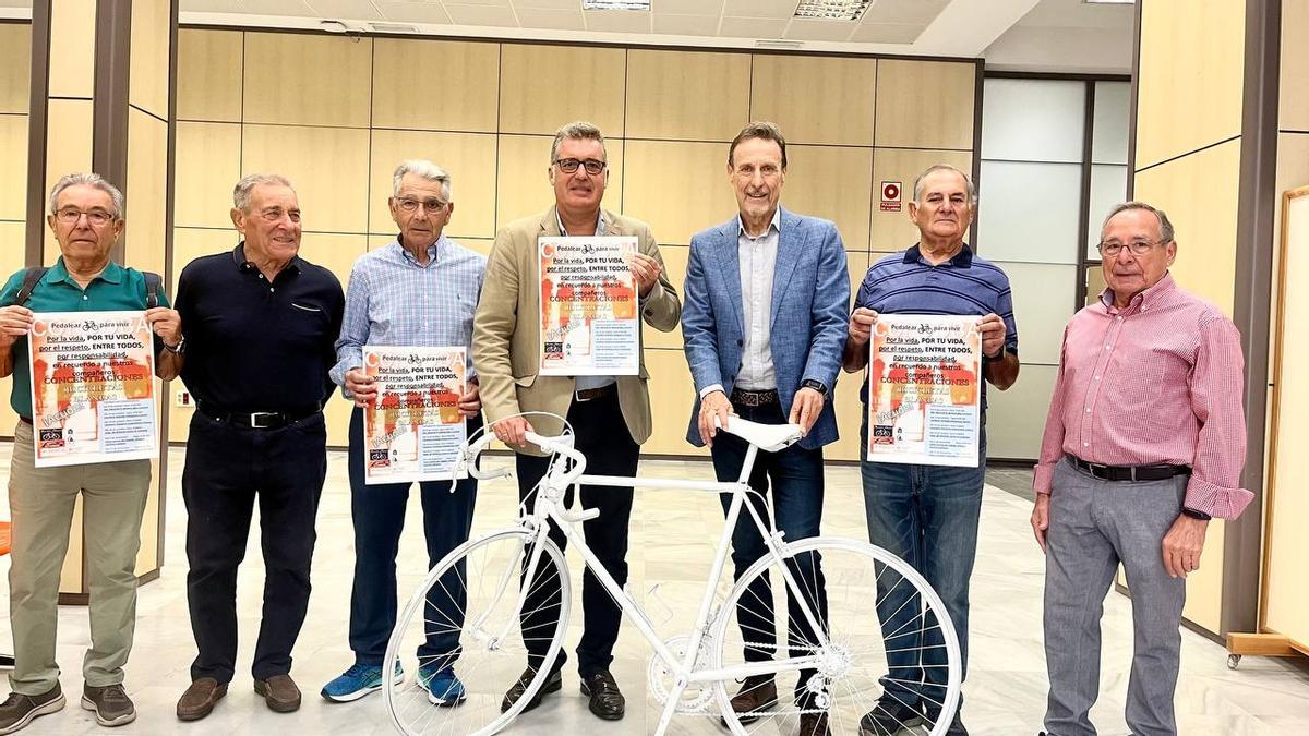 Presentación de la campaña Bicicletas blancas para recordar a los ciclistas muertos en accidentes de tráfico.