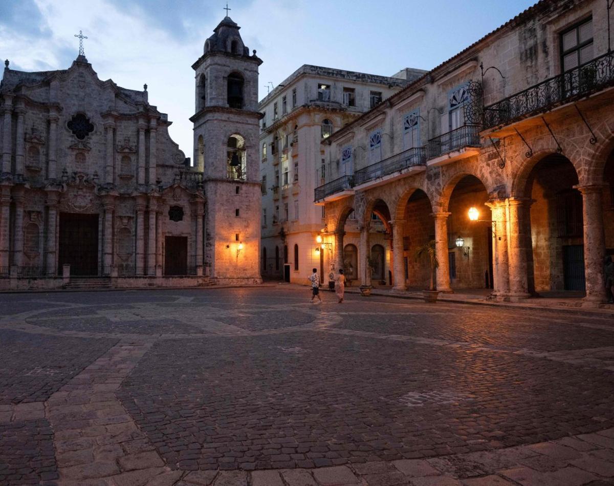 Una plaça buida a l’Havana per la caiguda de turistes.Una plaça habitualment visitada per turistes, buida a causa de la caiguda de visitants, a l’Havana. | PABLO PORCIUNCULA / AFP