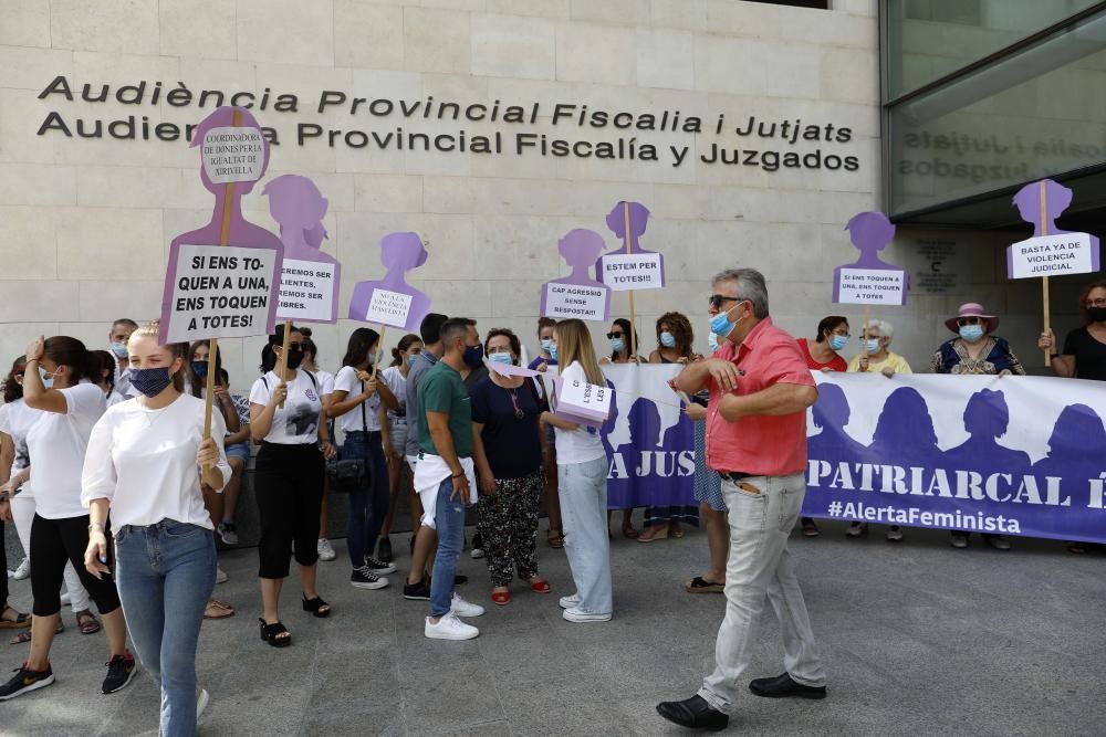 Concentración en València al inicio del juicio por la menor asesinada y violada en 2016 en Chella