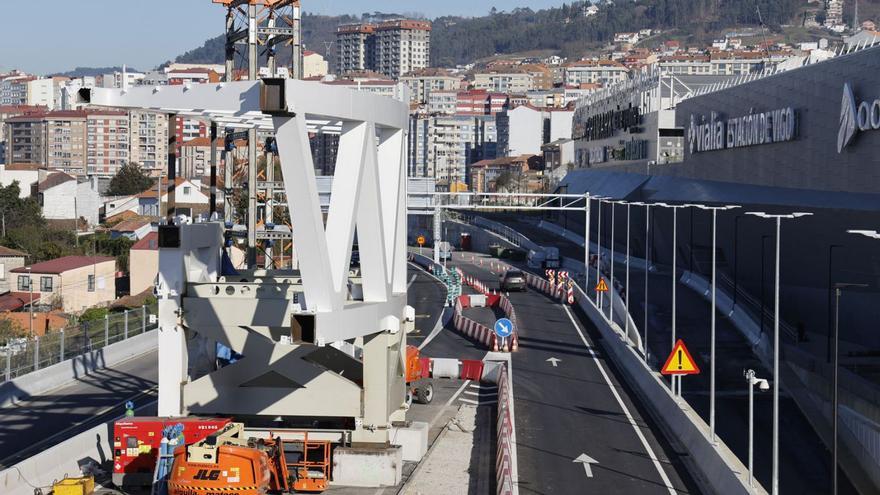 Estructuras del anillo superior del ascensor HALO, listas para ser izadas sobre la AP-9. |   // JOSÉ LORES