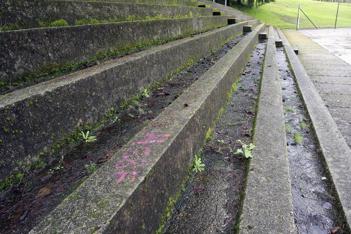 Estado de las gradas de la pista deportiva del parque de Fermín Bouza Brey