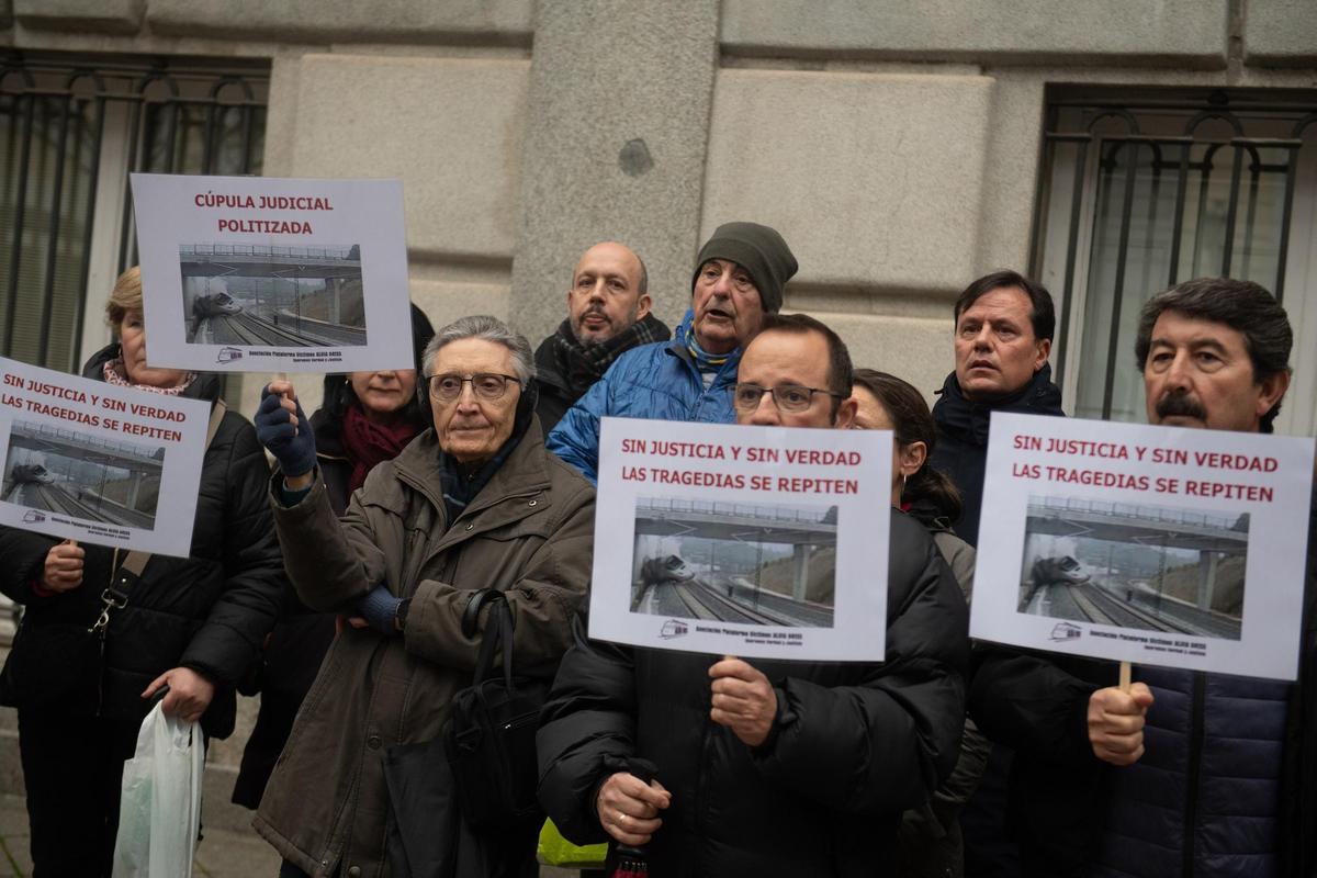 Varias personas durante la concentración en rechazo a la absolución del exdirector de seguridad de Adif tras el accidente de Angrois, este lunes en Madrid.