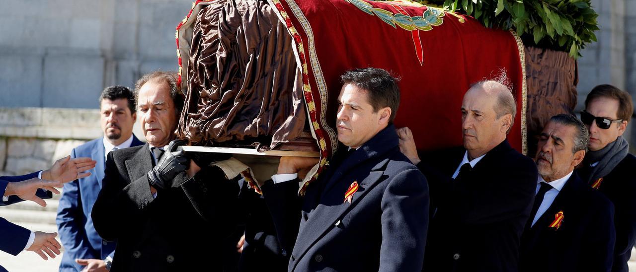 Luis Alfonso de Borbón, en el centro de la imagen, sacando a hombros el féretro de Franco del Valle de los Caídos.