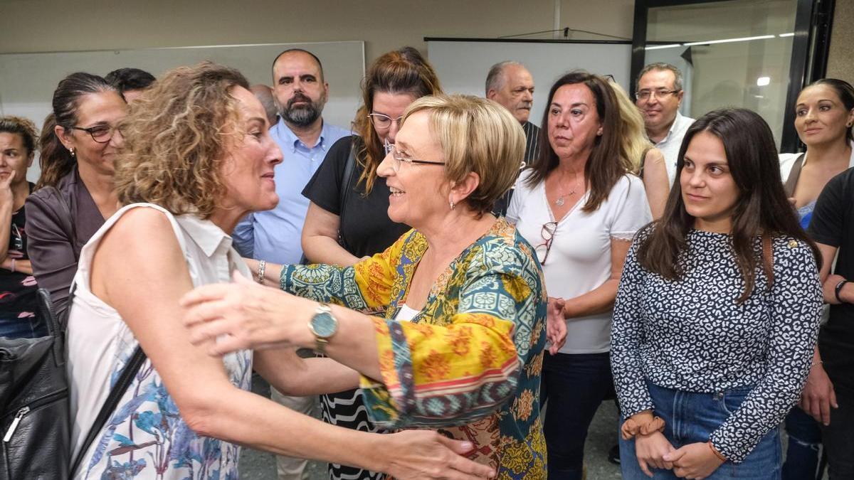 Barceló saluda a su rival en las primarias, María José Adsuar, tras conocerse el resultado de la votación