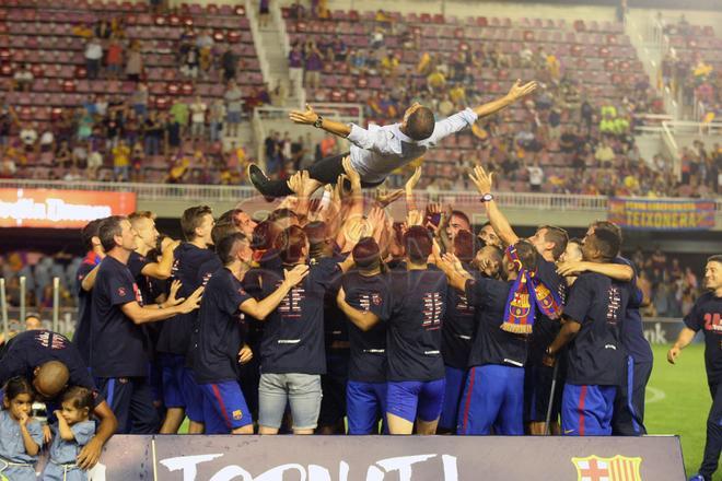 Gerard López, manteado por sus jugadores nada más acabar el partido