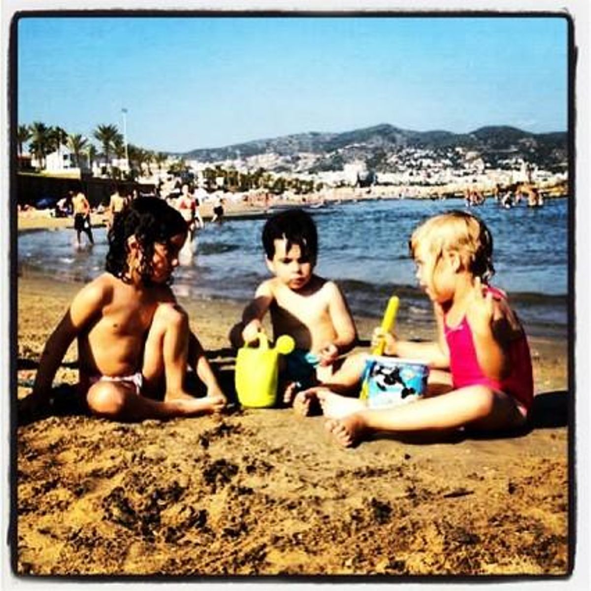 Nens jugant a la platja de Sitges.