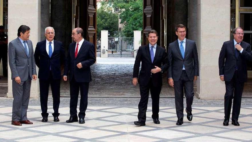 De izquierda a derecha, Javier Fernández, de Asturias; José Ignacio Ceniceros, de La Rioja; Javier Lambán, de Aragón; Emiliano García-Page, de Castilla-La Mancha; Alberto Núñez Feijóo, de Galicia, y Juan Vicente Herrera, de Castilla y León, ayer, en Aragón.