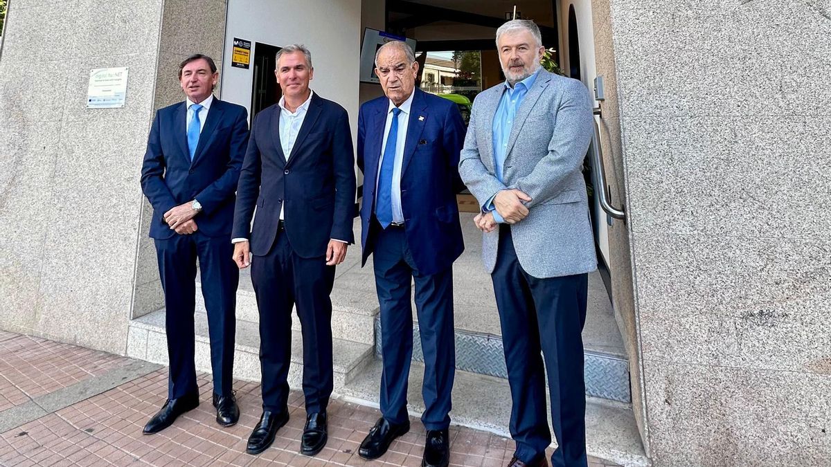 Los responsables de la Cámara de Comercio con el vicepresidente provincial, Rafa Domínguez.