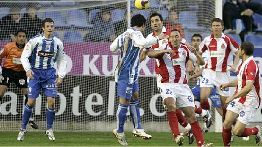 Un jugador de l&#039;Alabès, Javi Guerra, remata de cap davant l&#039;oposició d&#039;Òscar Álvarez i Migue i davant la mirada de Cañas. El gol local va arribar després d&#039;una jugada similar, a la sortida d&#039;un córner.