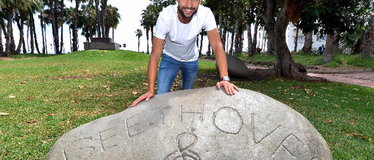 Benito Ramírez, ayer, junto a la plaza del Fuero Real de Gran Canaria y la Fuente Luminosa, posa sobre una piedra con el nombre del compositor Beethoven.