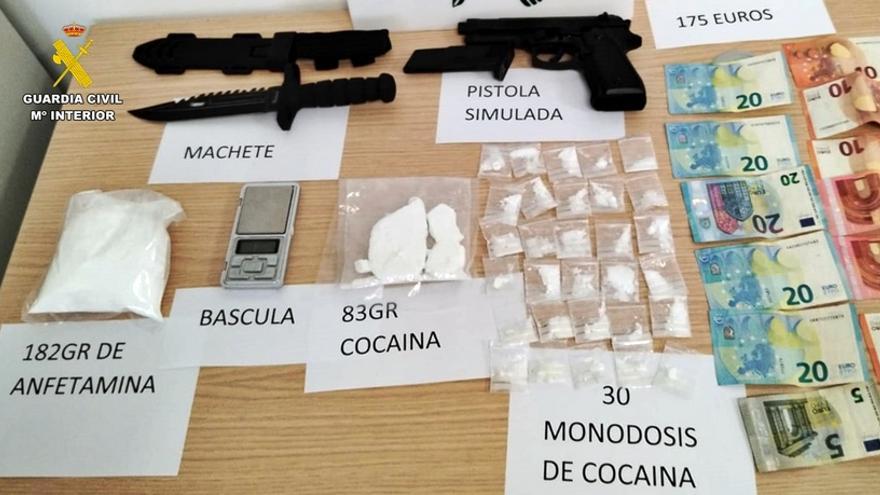 Drogas, armas, dinero intervenidos por la Guardia Civil.