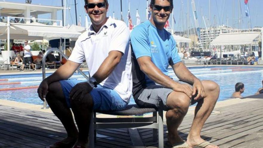 Fernando Echávarri (izquierda) y Antón Paz (derecha), posan en el Real Club Náutico de Palma antes de la jornada de ayer. / pep portas