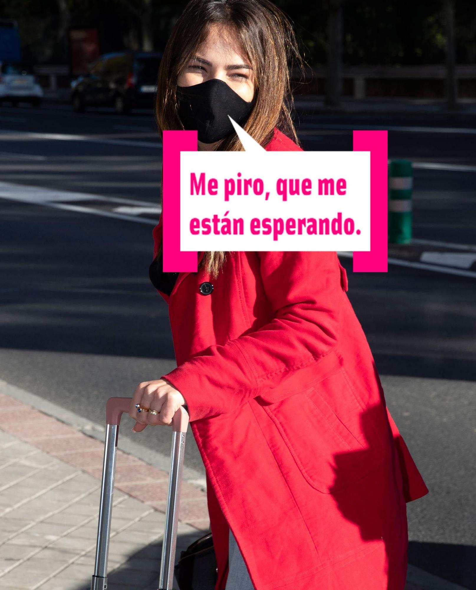 Marta Peñate con una maleta y la mascarilla puesta