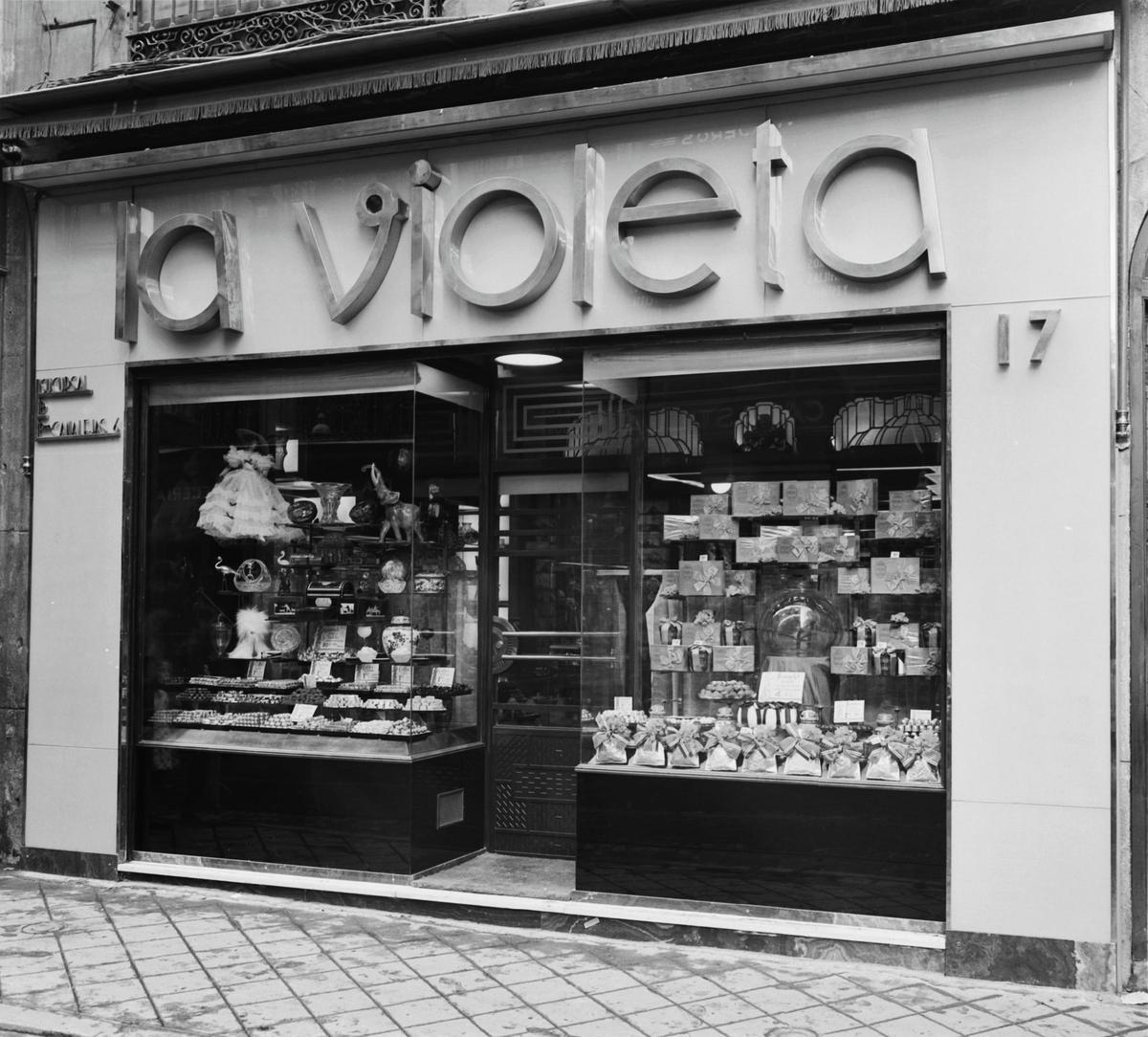 Portada de la bombonería La Violeta, en el número 17 de la calle de Fuencarral.
