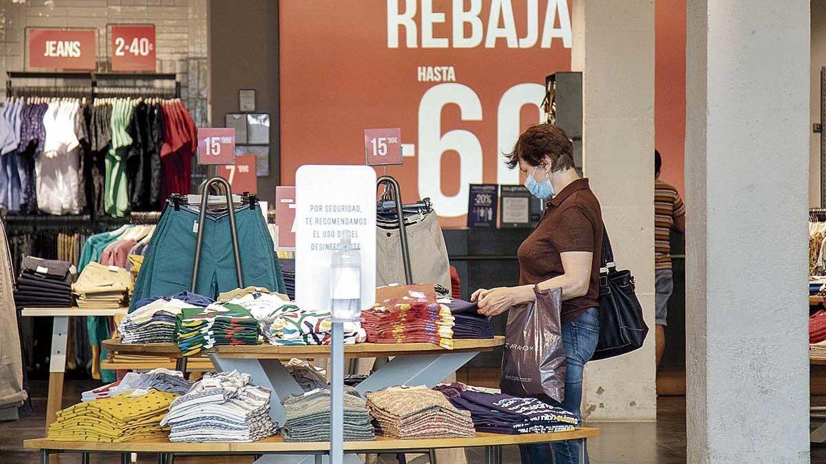 Las rebajas iniciadas ayer están registrado el volumen de ventas más bajo que el sector recuerda.