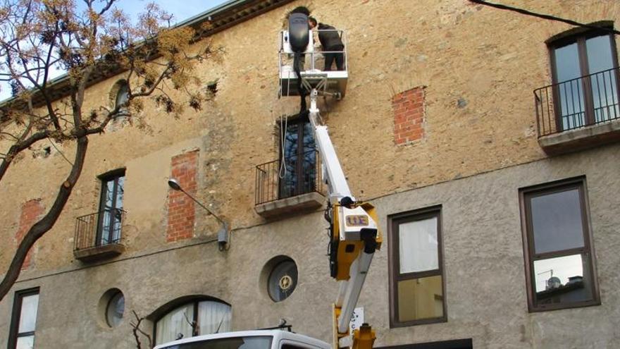 Els tècnics  col·locant les xarxes a un forat al Palau dels Comtes