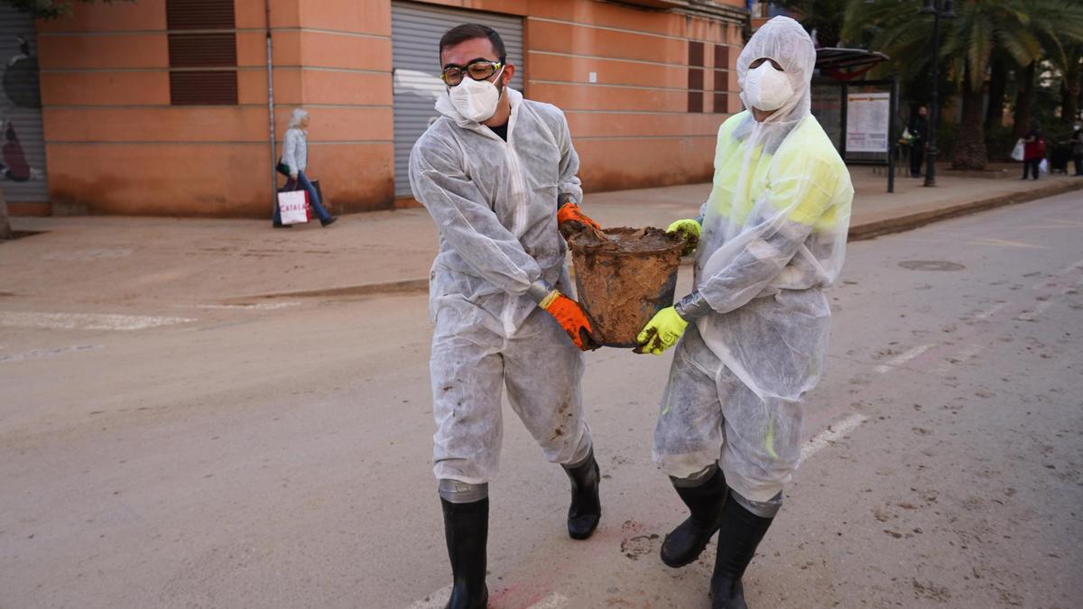 Dos voluntarios ataviados con EPIs trabajan en Aldaia (Valencia) el pasado 9 de noviembre.