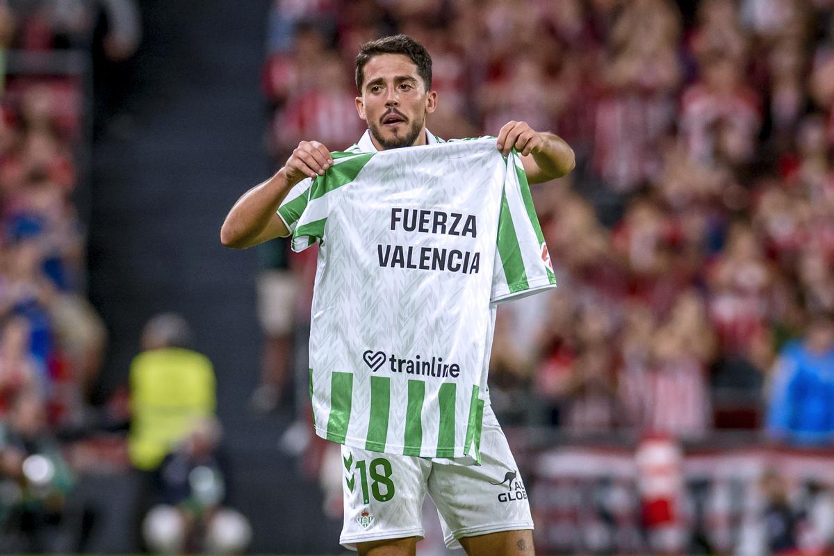 Pablo Fornals tras marcar el 0-1, con la camiseta dedicando el gol a los afectados por la DANA.