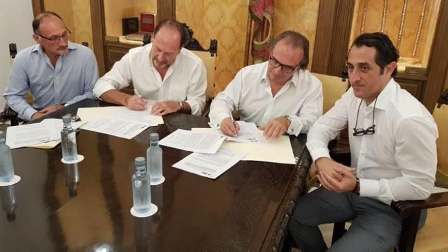 Firma del convenio, el pasado 12 de julio, entre el Ayuntamiento de Orihuela y el Colegio de Arquitectos.