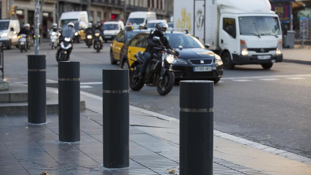 Bolardos en el acceso a la Rambla por la zona de plaza de Catalunya.