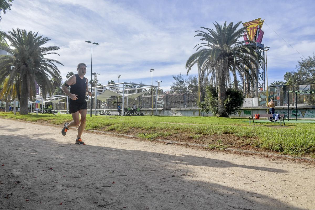 Un hombre practica ejercicio en el Parque Romano de la capital grancanaria.