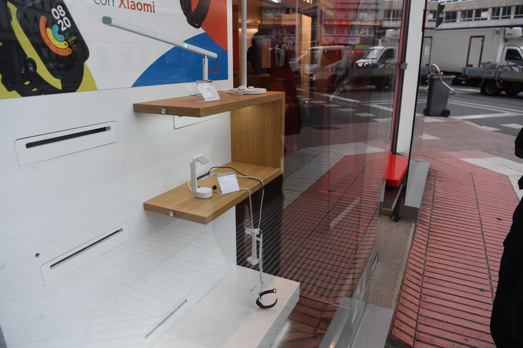 Asaltan de madrugada la tienda de Vodafone en la plaza de Pontevedra