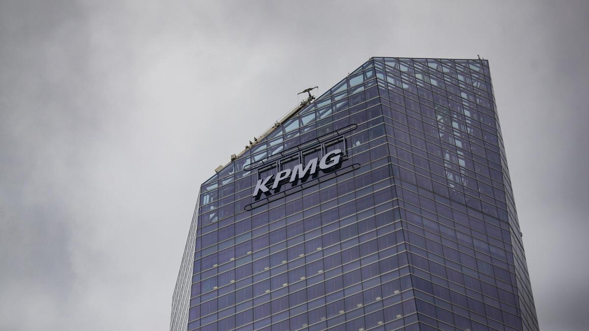 Archivo - Sede de KPMG en España situada en la Torre de Cristal, en Madrid (España), a 22 de febrero de 2021.