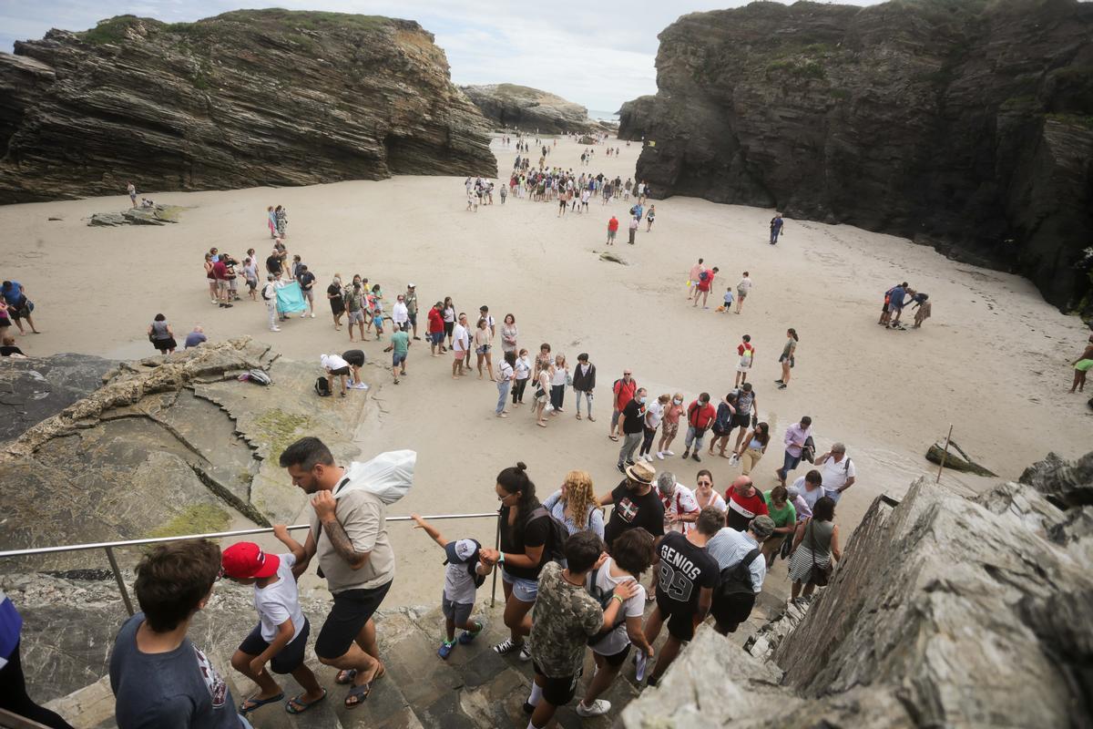 La playa de las Catedrales, en Galicia, cuelga el cartel de completo