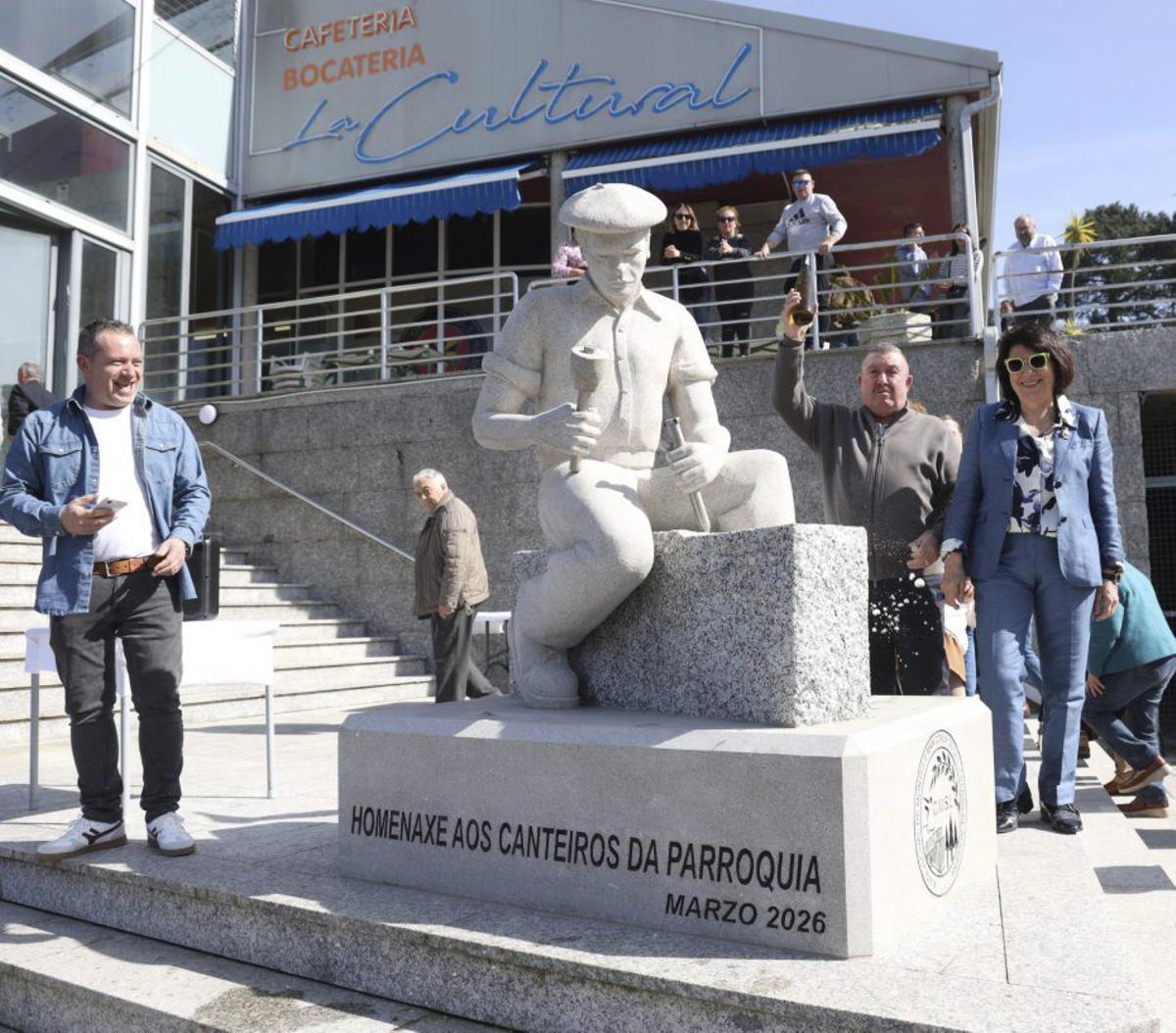 Magariños arroja albariño a la pieza y, a su lado, Dolores Calvo. | NOÉ PARGA