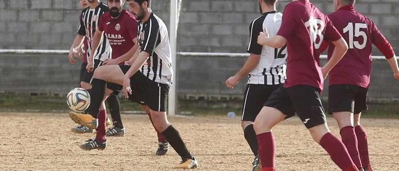 Un momento del partido Rayo Villalegre-San Juan La Carisa.