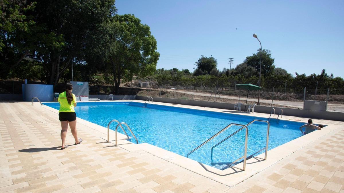 Imagen de archivo de la piscina de Annauir, en Xàtiva, cerrada por un episodio de contaminación fecal.
