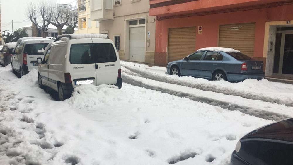 Coches nevados en las calles de Requena, esta mañana.