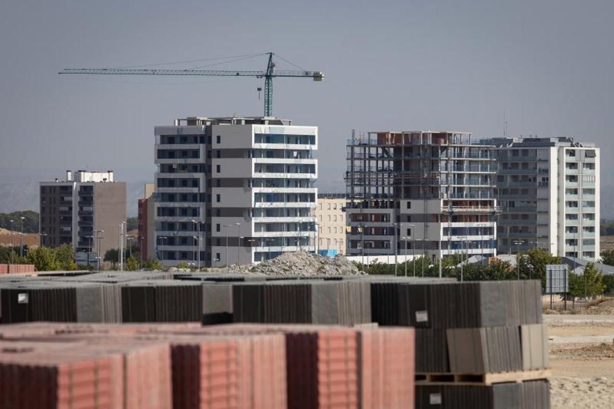 Obras de urbanización en Arcosur, con nuevas promociones de vivienda al fondo.