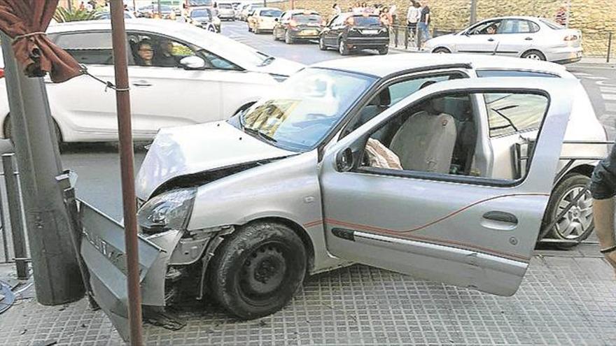 La aparatosa salida de vía de un turismo GENERa alarma en LA AVENIDA DE ANDALUCÍA