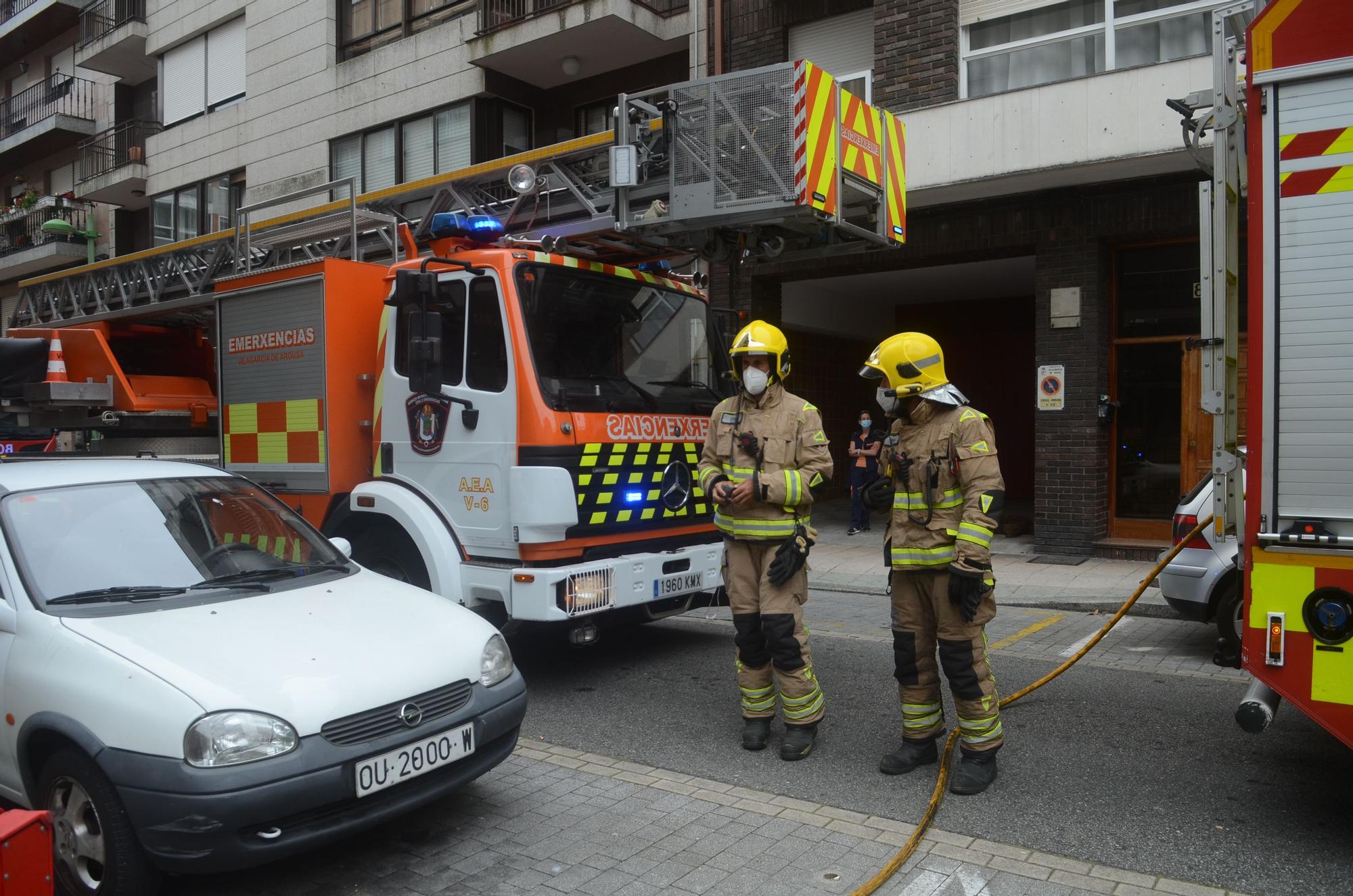 Desalojan un edificio en el centro de Vilagarcía tras un fuego en la cocina de un piso