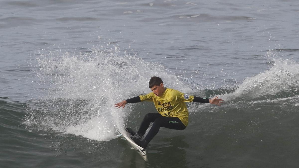 Un joven surfista en un campeonato en Patos. / Alba Villar