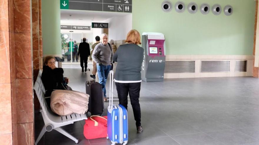 Viajeros en la sala de espera de la estación.