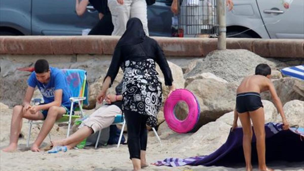 PERMITIDO Una mujer con 'burkini' en la playa de Marsella, el 17 de agosto.